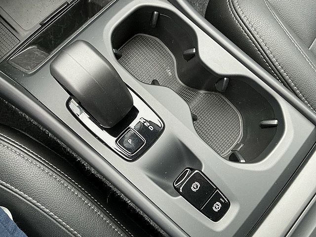 Certified 2025 Volvo XC40 B5 Core image 23