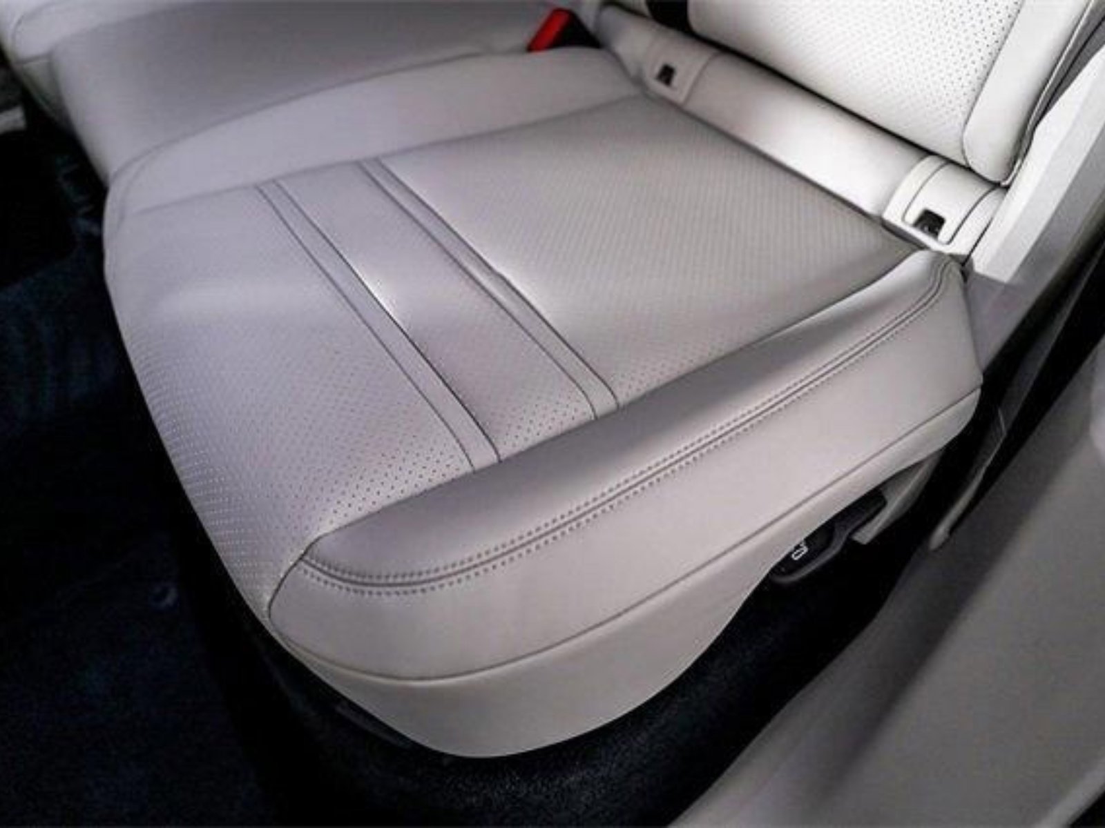 Used 2022 Porsche Cayenne S image 36