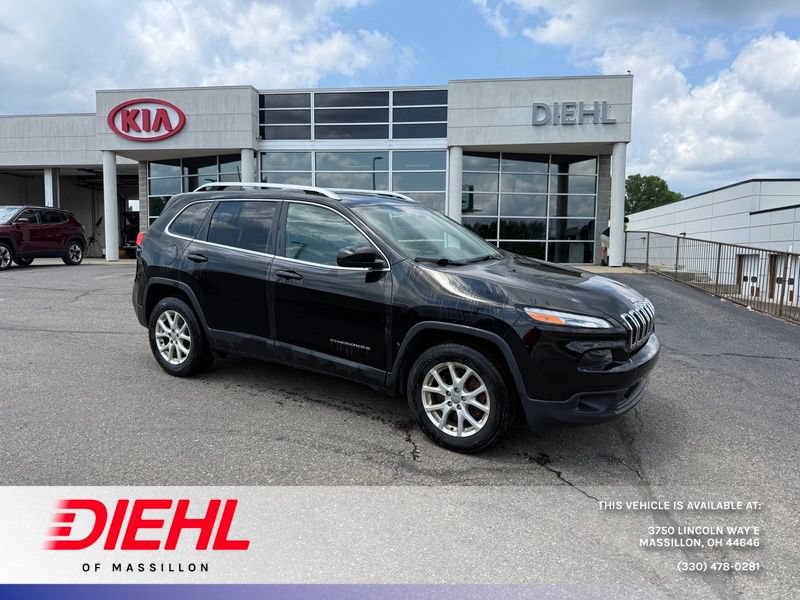 Used 2017 Jeep Cherokee Latitude w/ Cold Weather Group AWD/4WD image 1