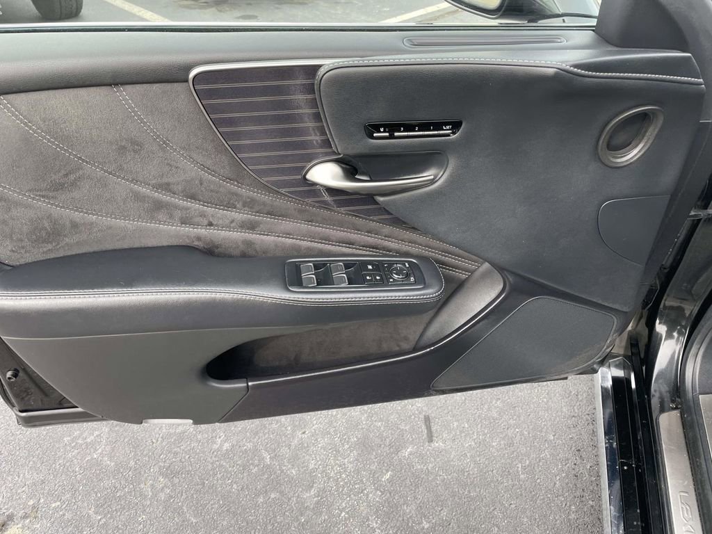 Used 2020 Lexus LS 500 w/ Accessory Package (Z2) image 26