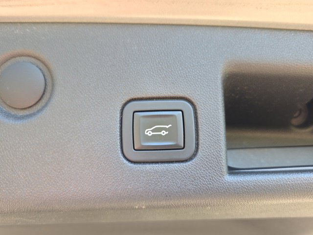 Used 2018 Chevrolet Equinox Premier FWD image 13