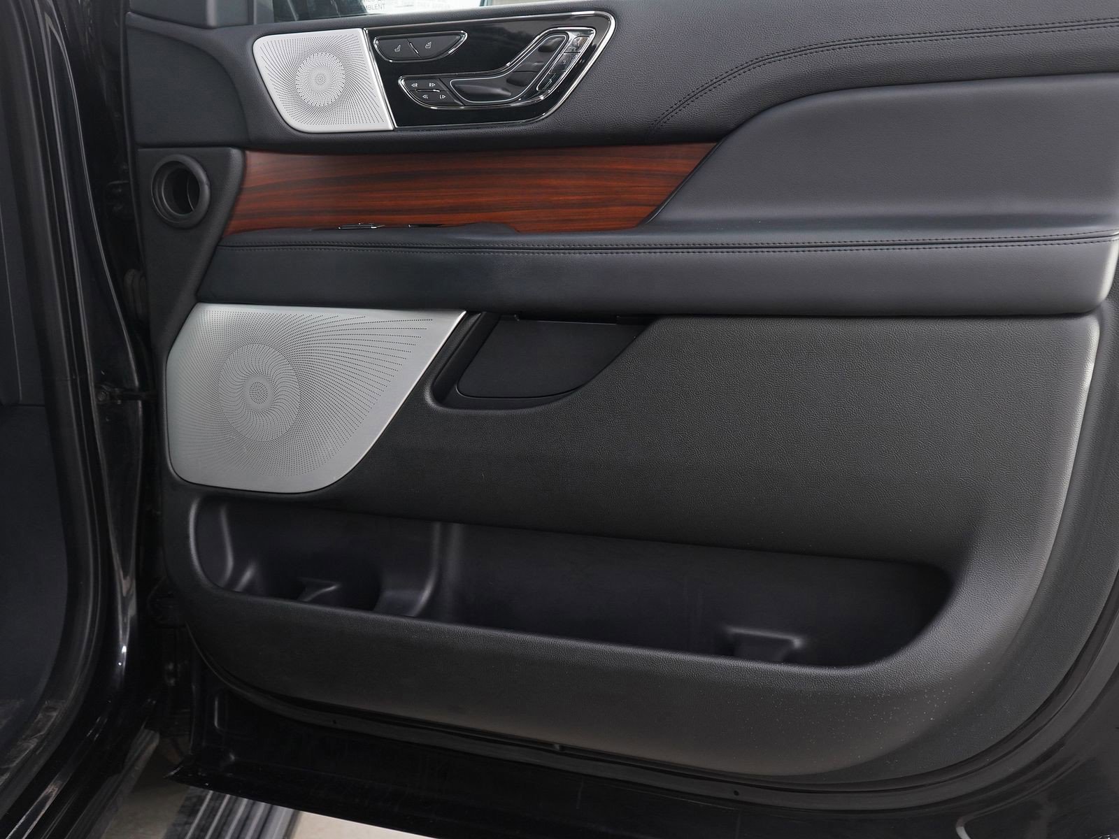 Used 2022 Lincoln Navigator L Reserve w/ Equipment Group 201A image 11