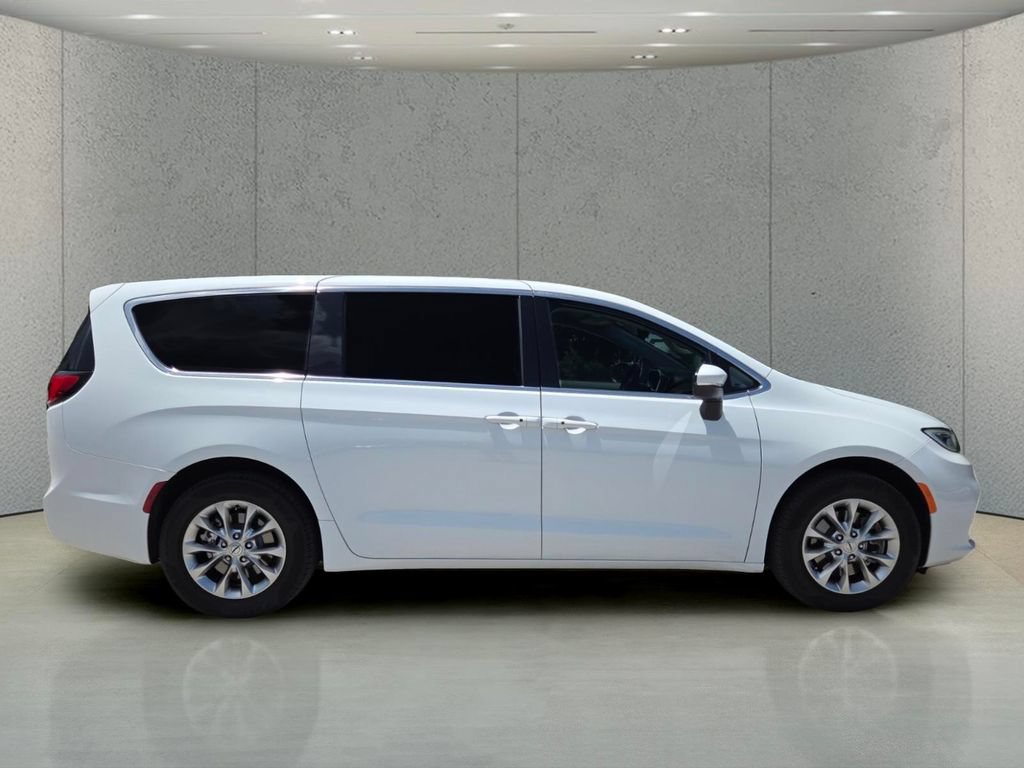 Used 2023 Chrysler Pacifica Touring-L AWD/4WD image 2