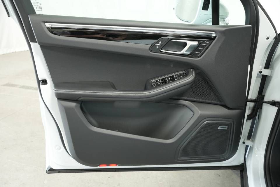 Certified 2025 Porsche Macan AWD/4WD image 25