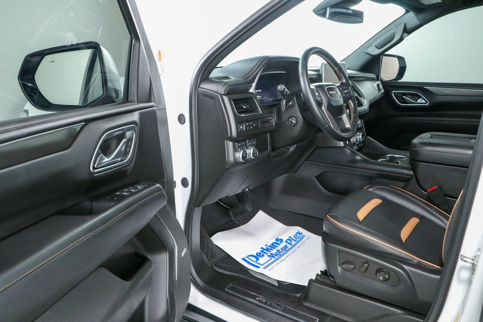 Used 2024 GMC Yukon AT4 AWD/4WD image 3