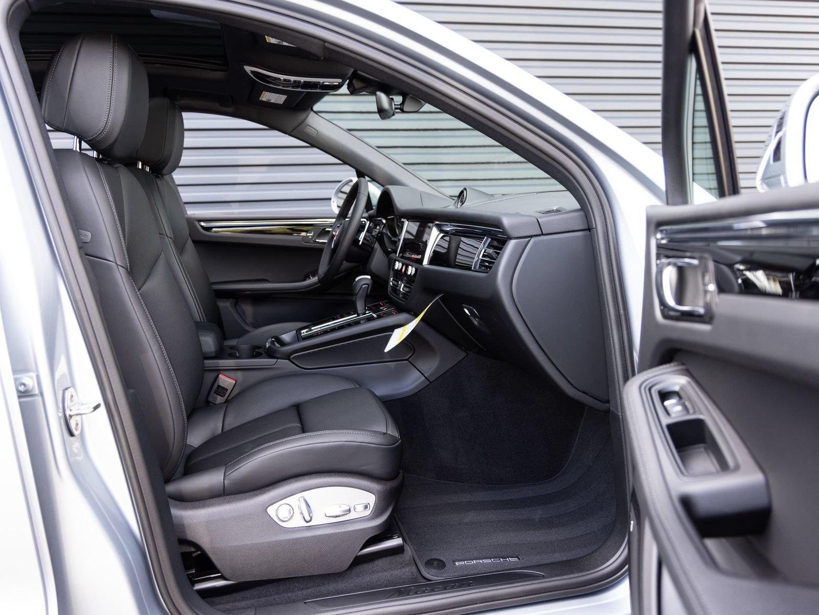 Certified 2026 Porsche Macan AWD/4WD image 32
