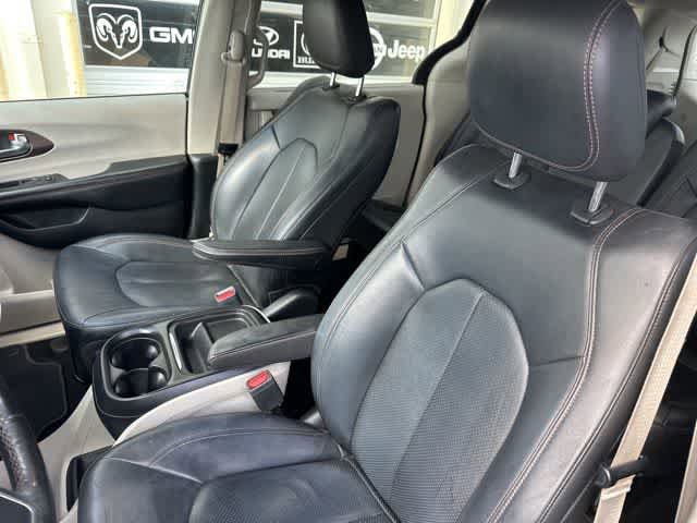 Used 2019 Chrysler Pacifica Touring-L FWD image 4