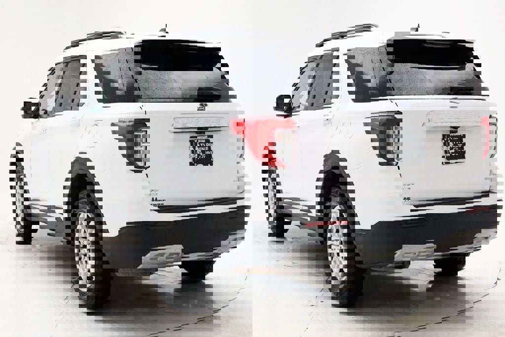 Used 2021 Ford Explorer XLT w/ Equipment Group 202A image 5