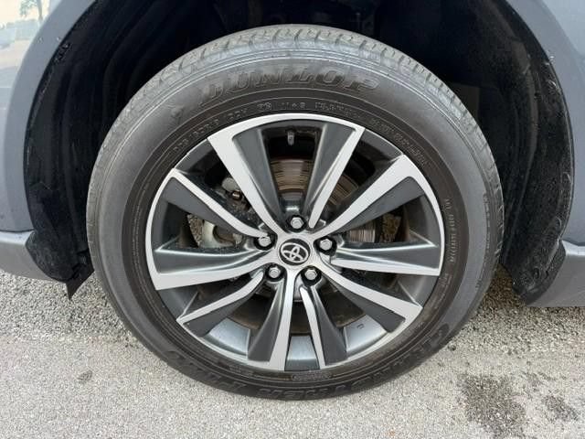 Used 2024 Toyota Venza LE AWD/4WD image 3