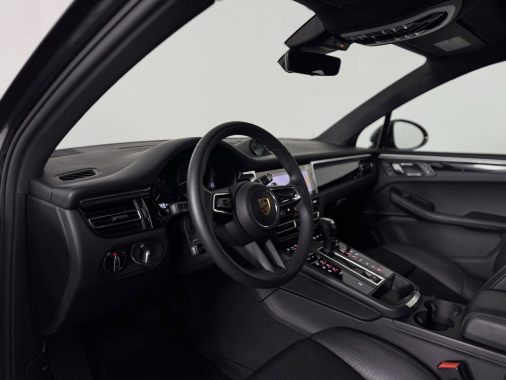 Certified 2025 Porsche Macan image 4