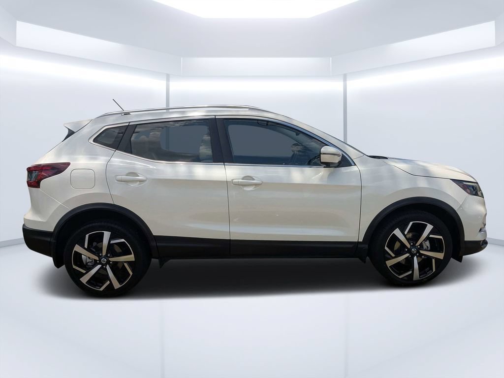 Used 2022 Nissan Rogue Sport SL w/ Premium Package FWD image 2