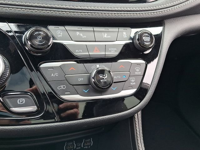 Used 2025 Chrysler Pacifica Limited image 17