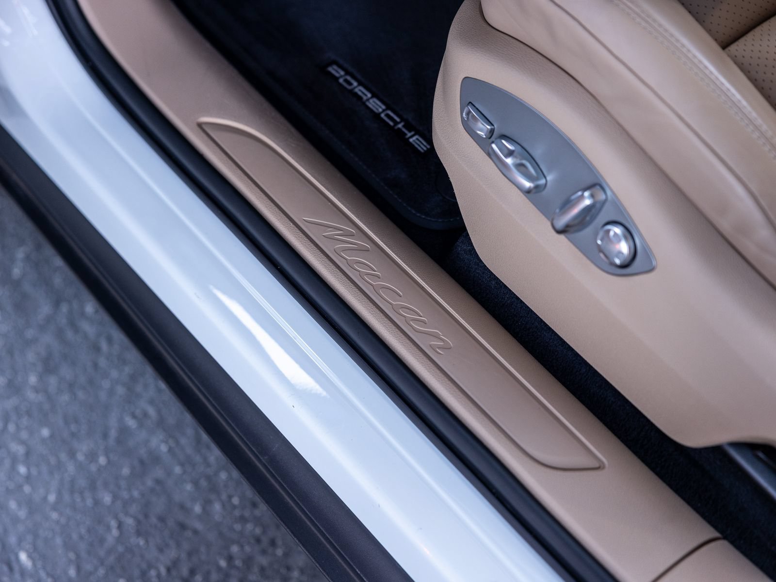 Certified 2024 Porsche Macan AWD/4WD image 28