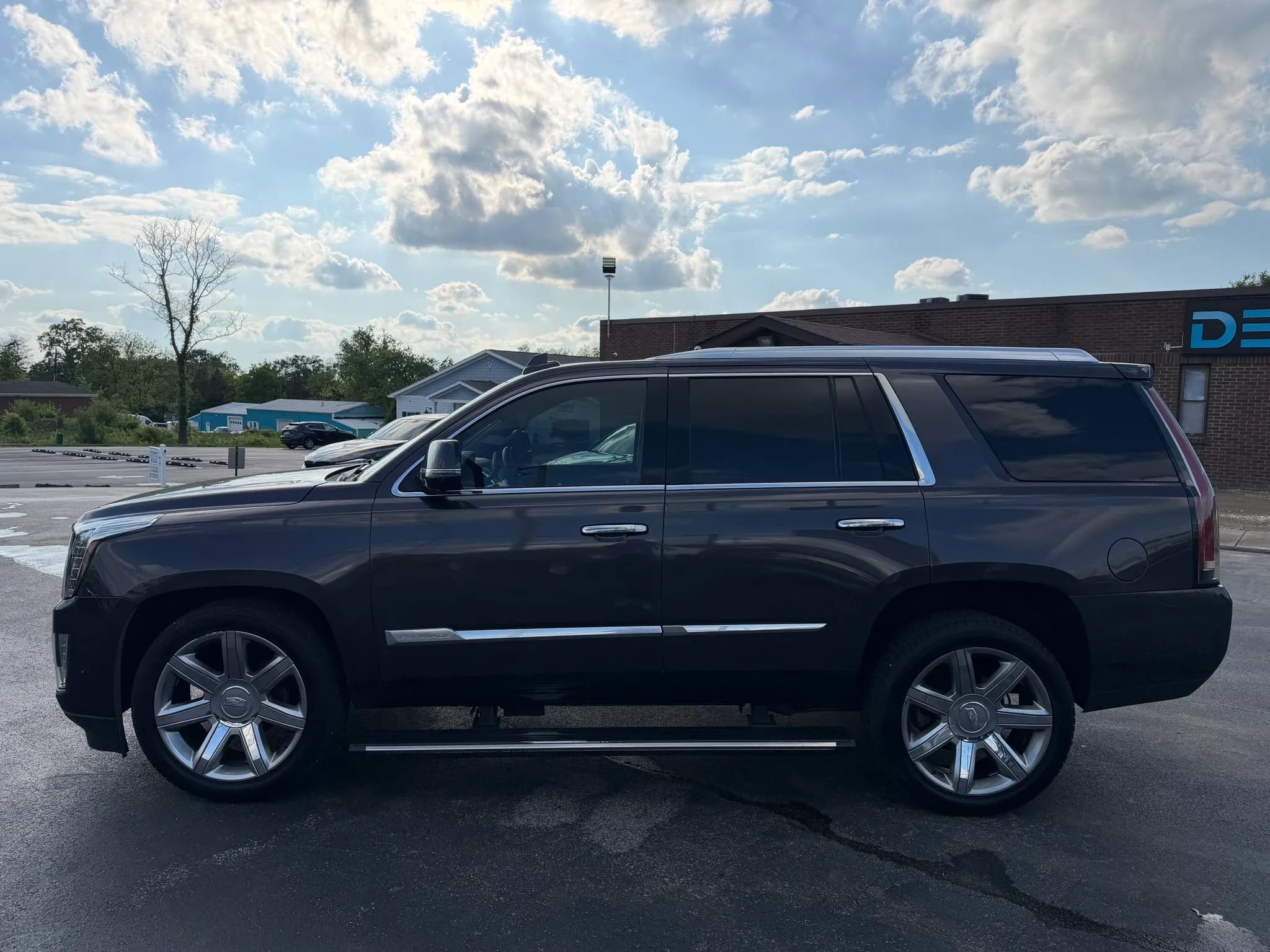 Used 2017 Cadillac Escalade Premium Luxury AWD/4WD image 6