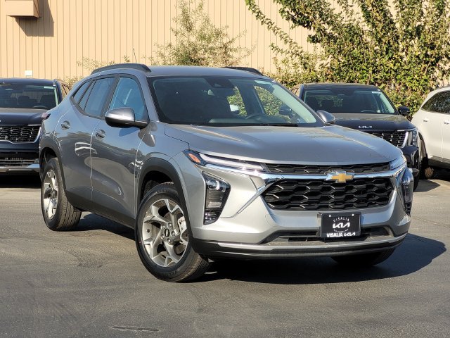 Used 2025 Chevrolet Trax LT w/ LT Convenience Package FWD image 2