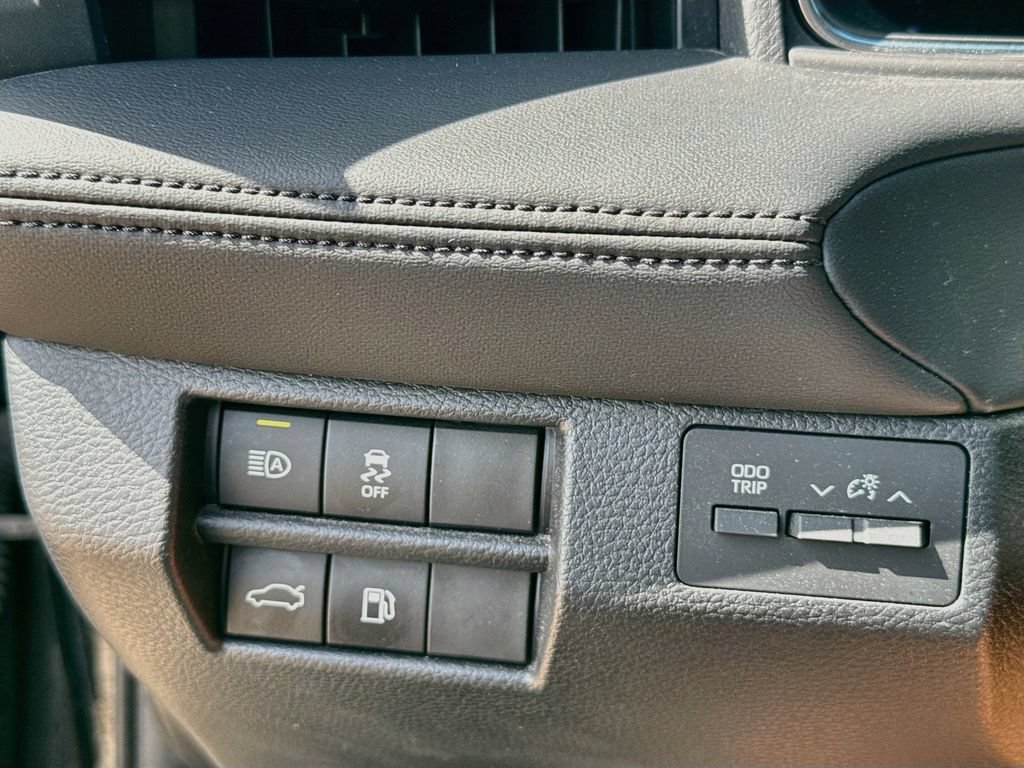 Used 2022 Toyota Avalon XLE FWD image 19
