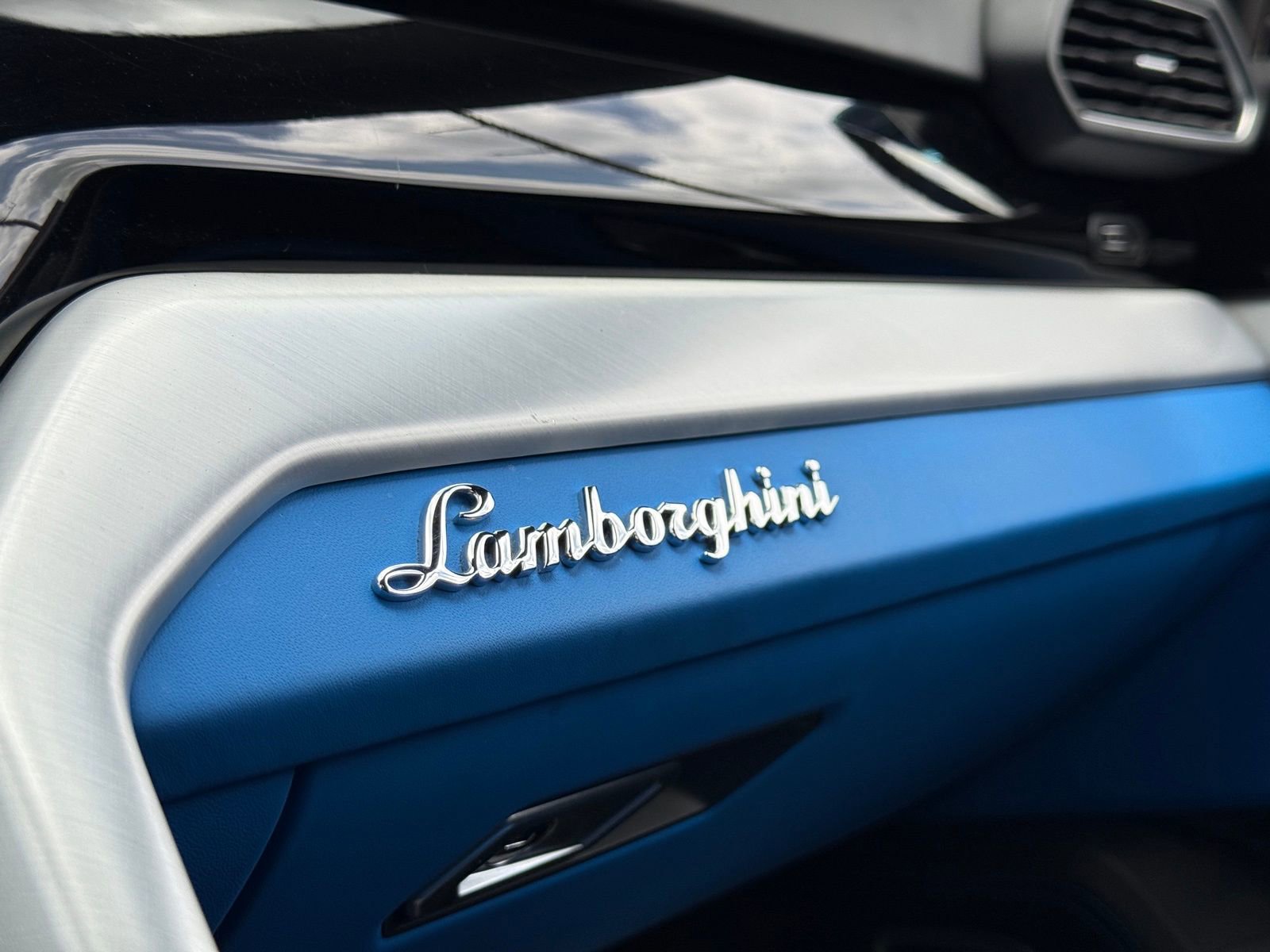 Used 2020 Lamborghini Urus image 38