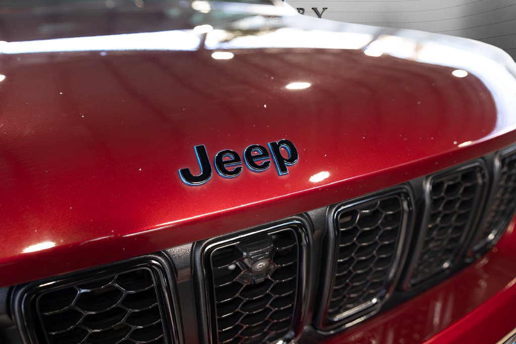 Used 2023 Jeep Grand Cherokee 30th Anniversary AWD/4WD image 15