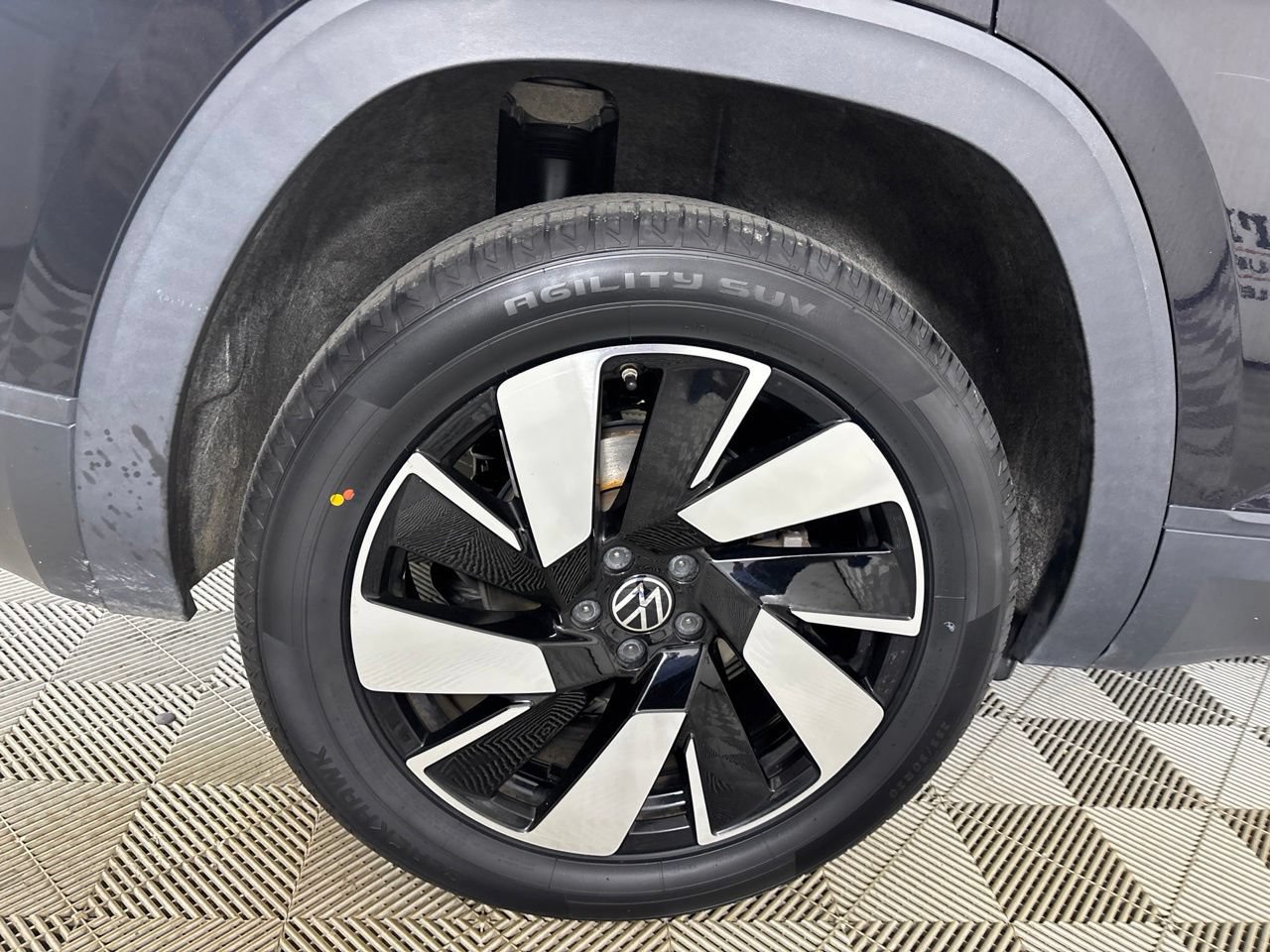 Used 2024 Volkswagen Atlas Cross Sport SE w/ Panoramic Sunroof Package FWD image 32