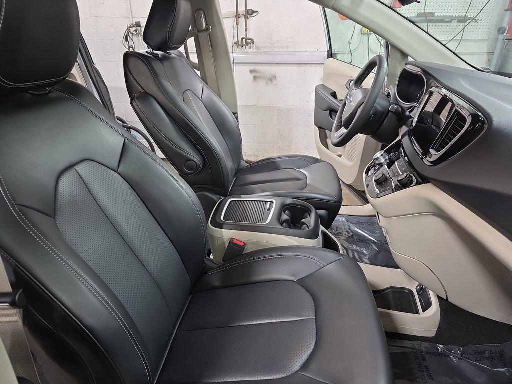 Used 2023 Chrysler Pacifica Touring-L image 10