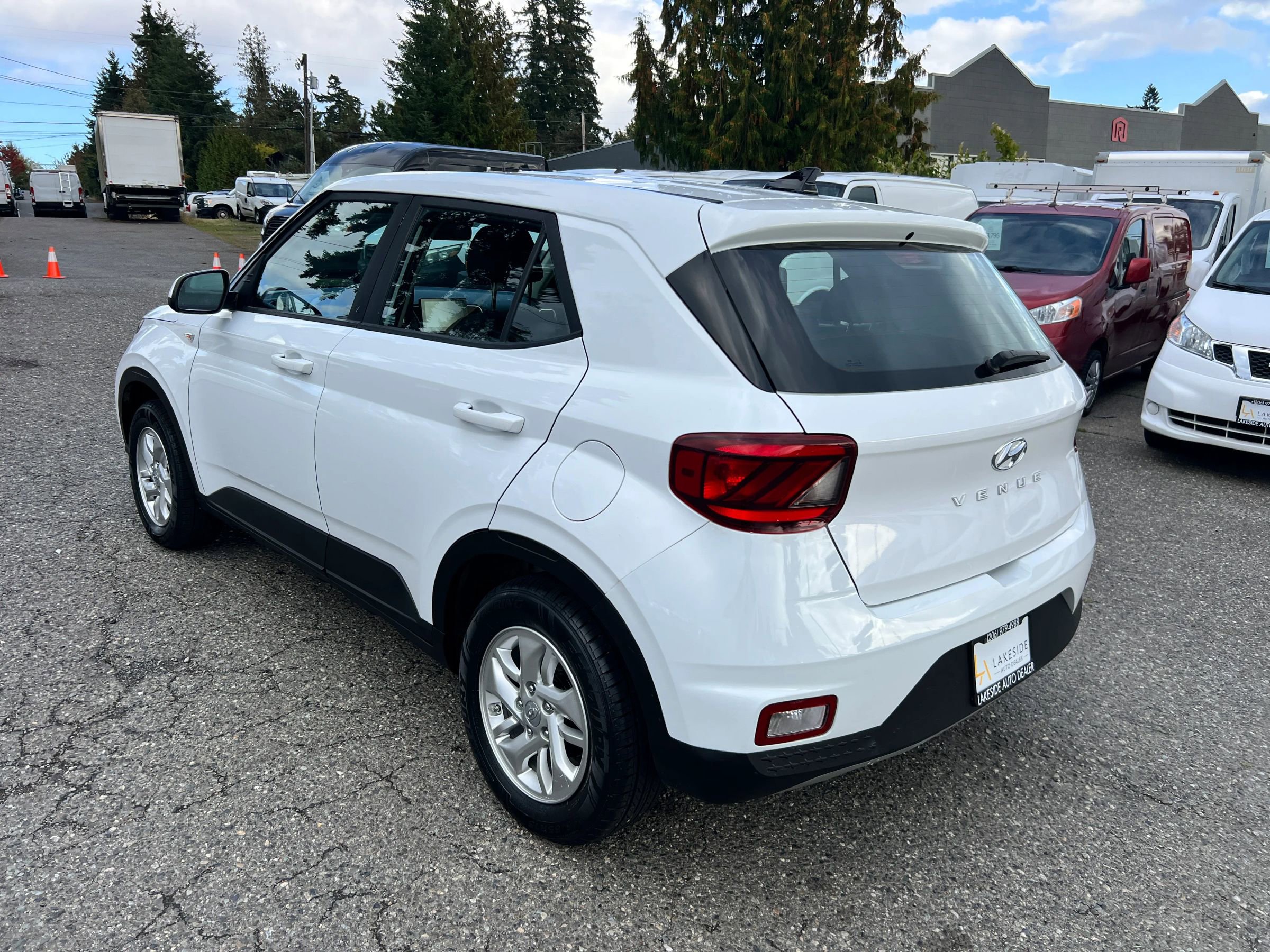 Used 2022 Hyundai Venue SE image 5