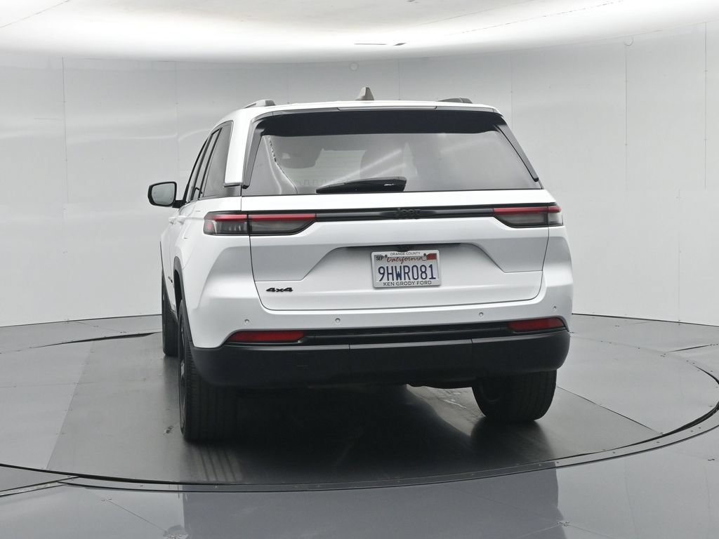 Used 2023 Jeep Grand Cherokee Laredo AWD/4WD image 32