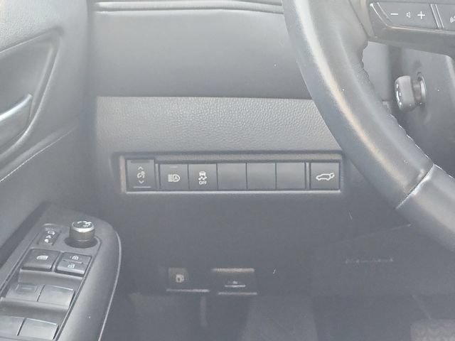 Used 2023 Toyota Venza LE AWD/4WD image 12