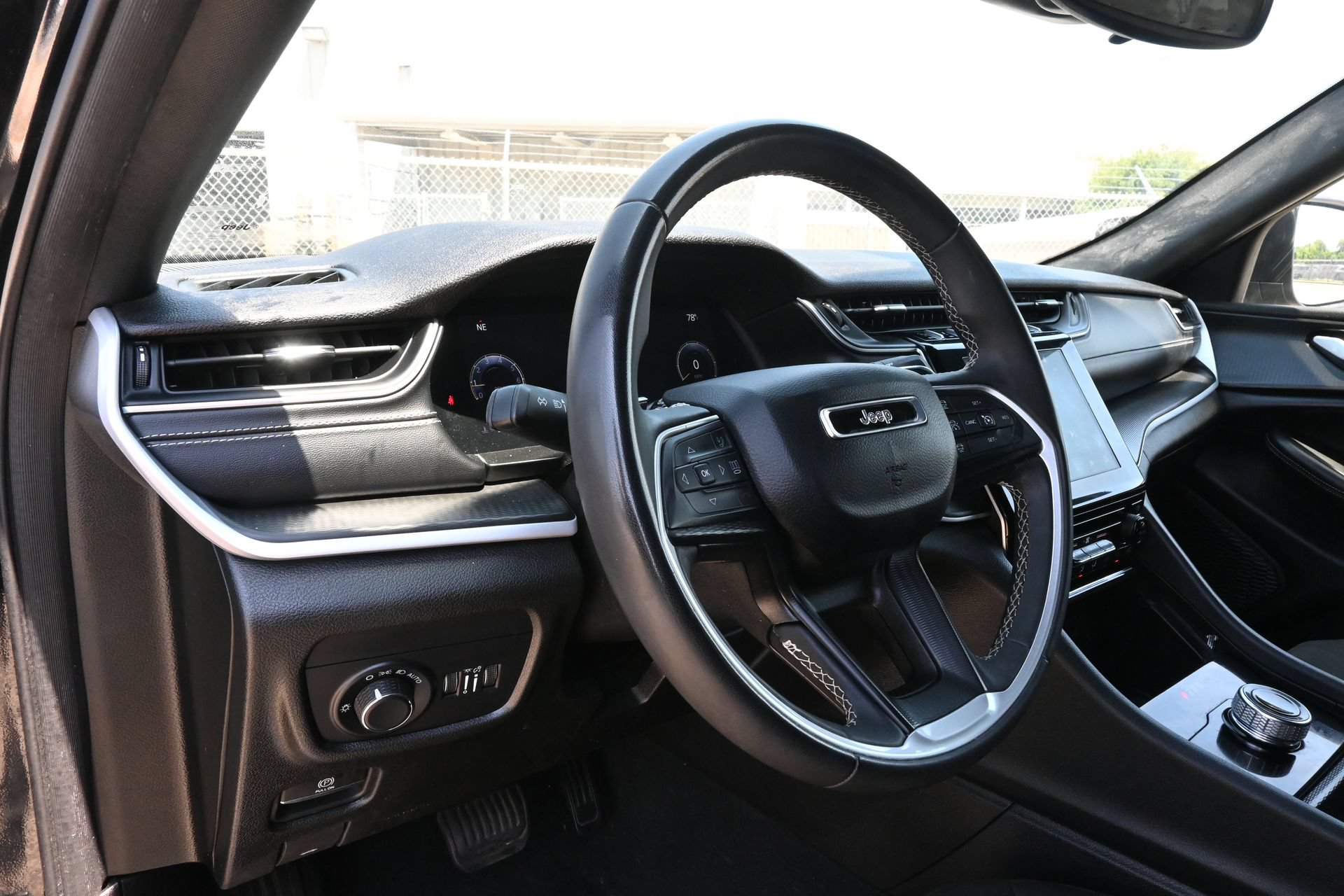 Used 2024 Jeep Grand Cherokee Laredo X RWD image 17