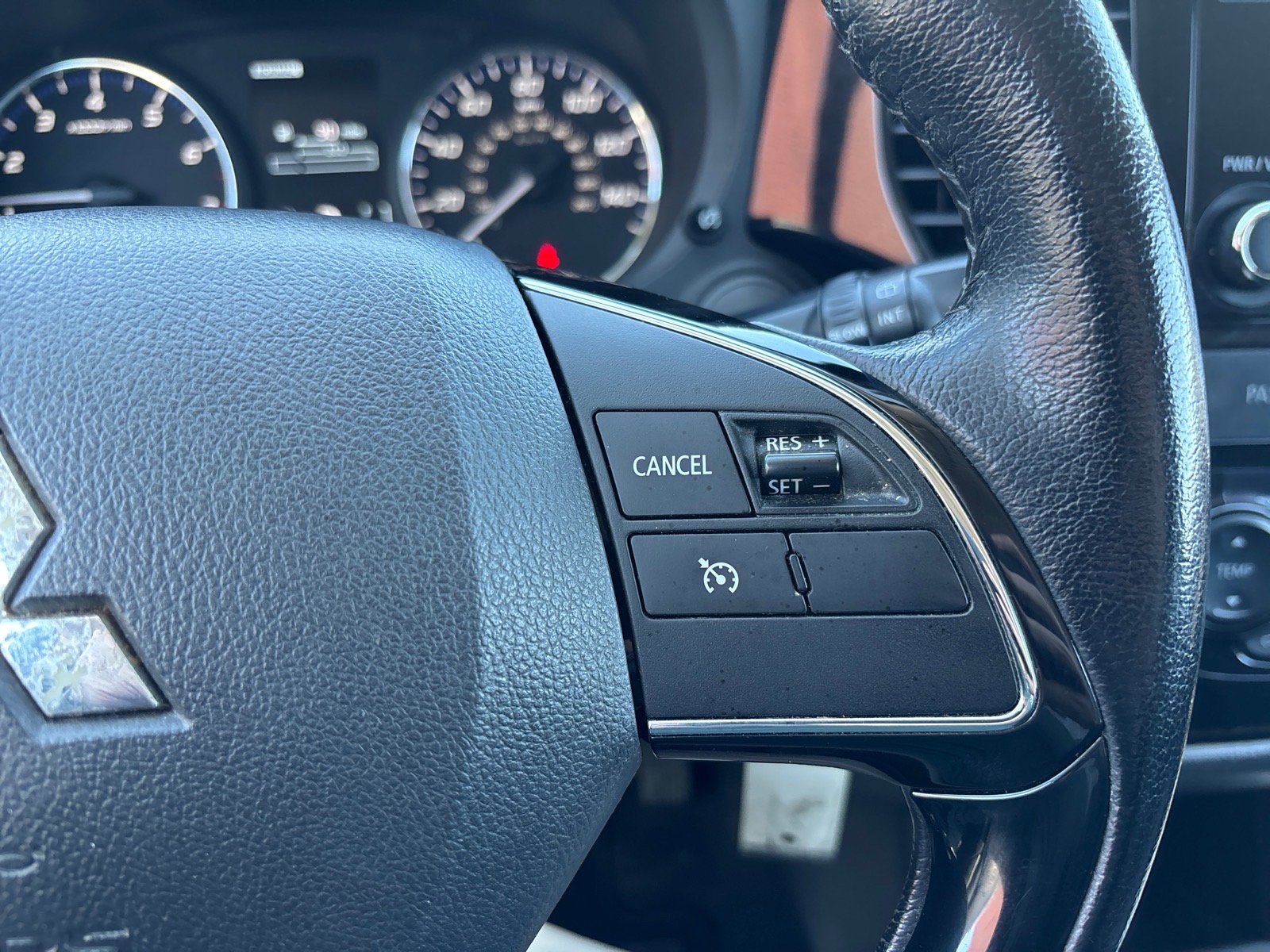 Used 2016 Mitsubishi Outlander SE AWD/4WD image 27