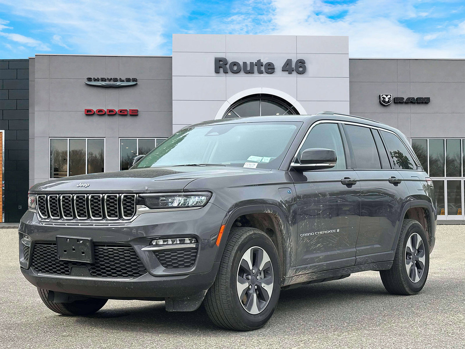 Used 2023 Jeep Grand Cherokee 4WD 4xe image 2