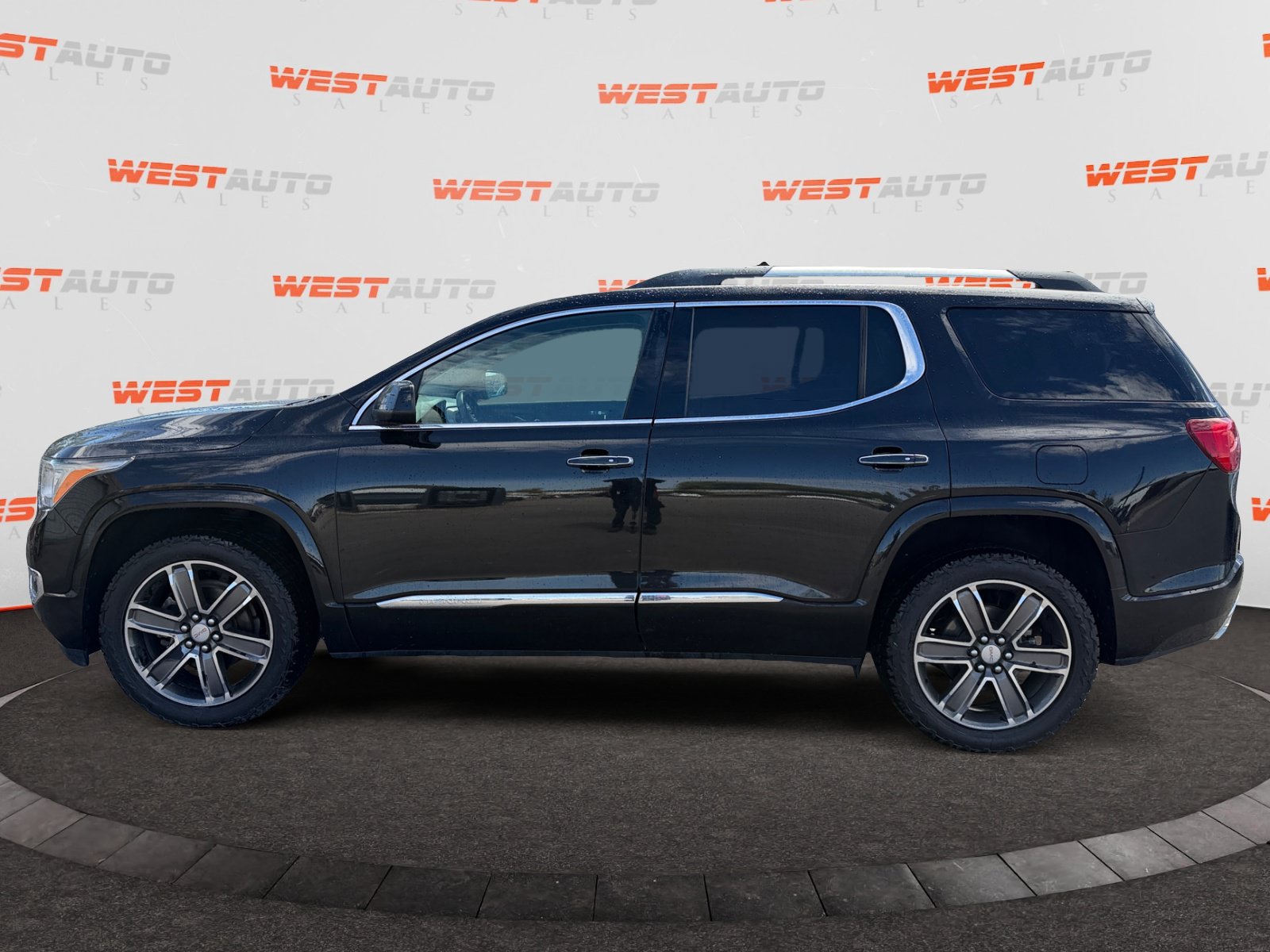 Used 2017 GMC Acadia Denali w/ Technology Package AWD/4WD image 2