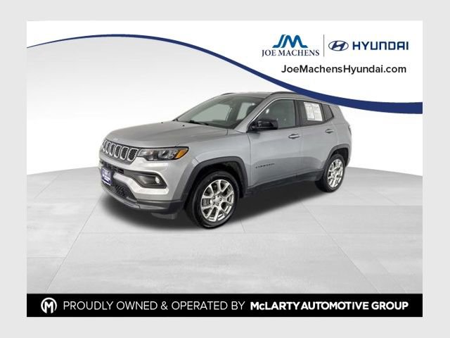 Used 2023 Jeep Compass Latitude image 1