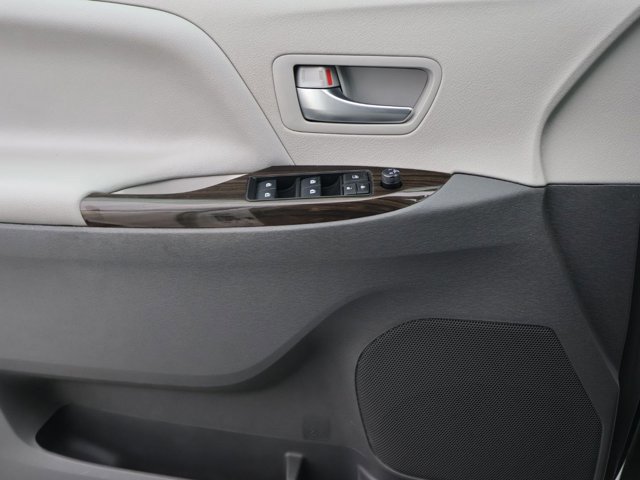 Used 2020 Toyota Sienna XLE w/ XLE Navigation Package FWD image 12