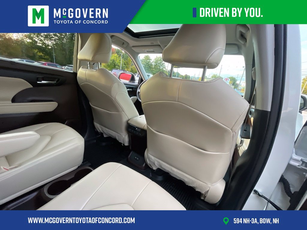 Used 2021 Toyota Highlander XLE AWD/4WD image 25