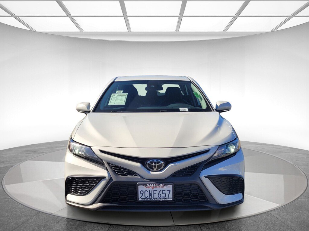 Used 2023 Toyota Camry SE image 2