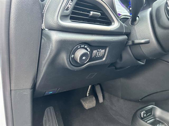 Used 2026 Chrysler Pacifica Select image 21