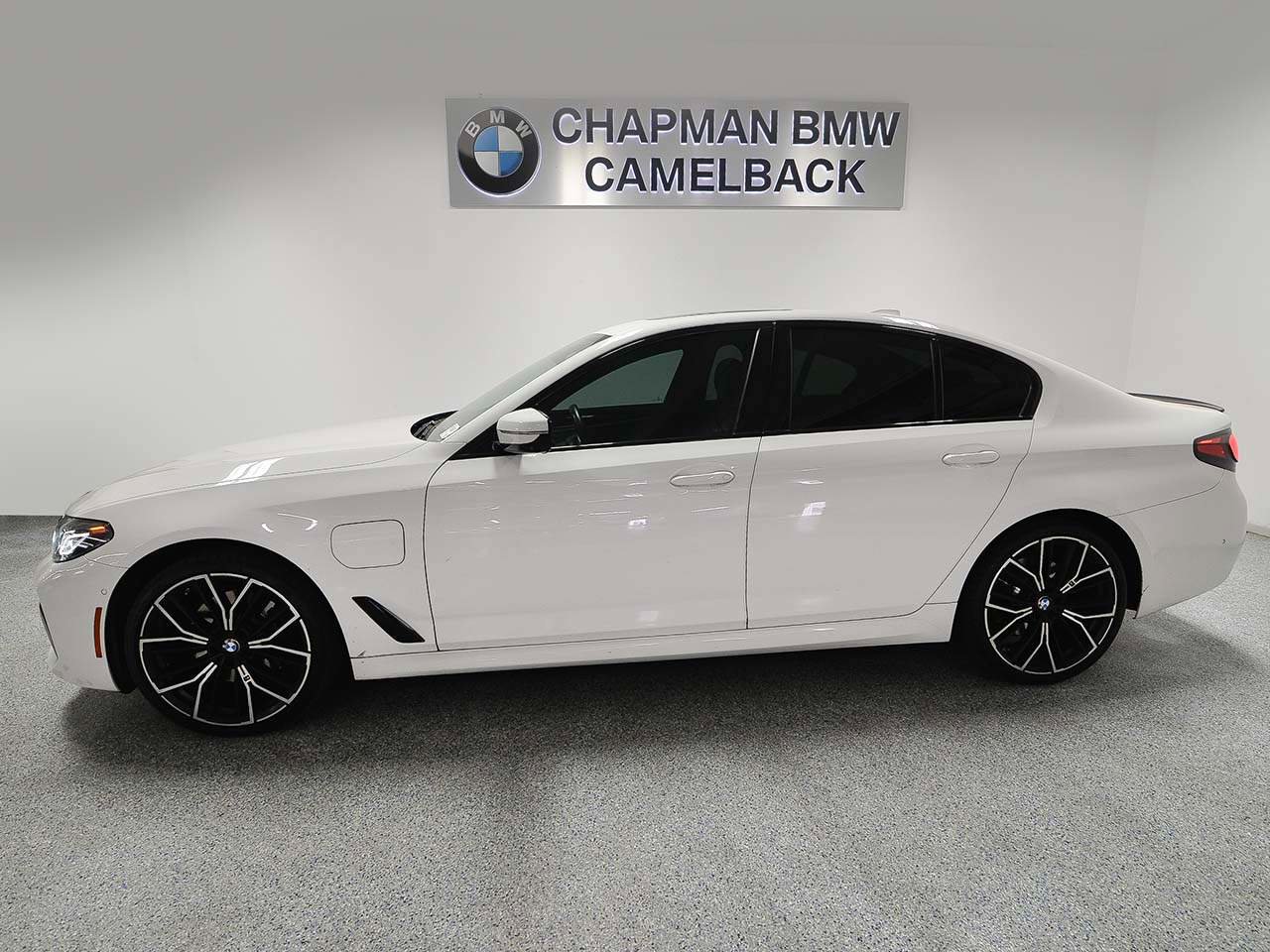 Used 2021 BMW 530e w/ M Sport Package RWD image 3