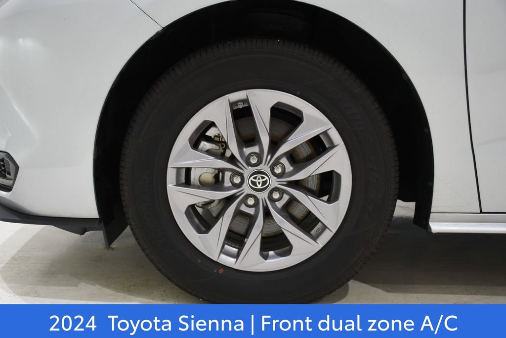 Used 2024 Toyota Sienna LE FWD image 7