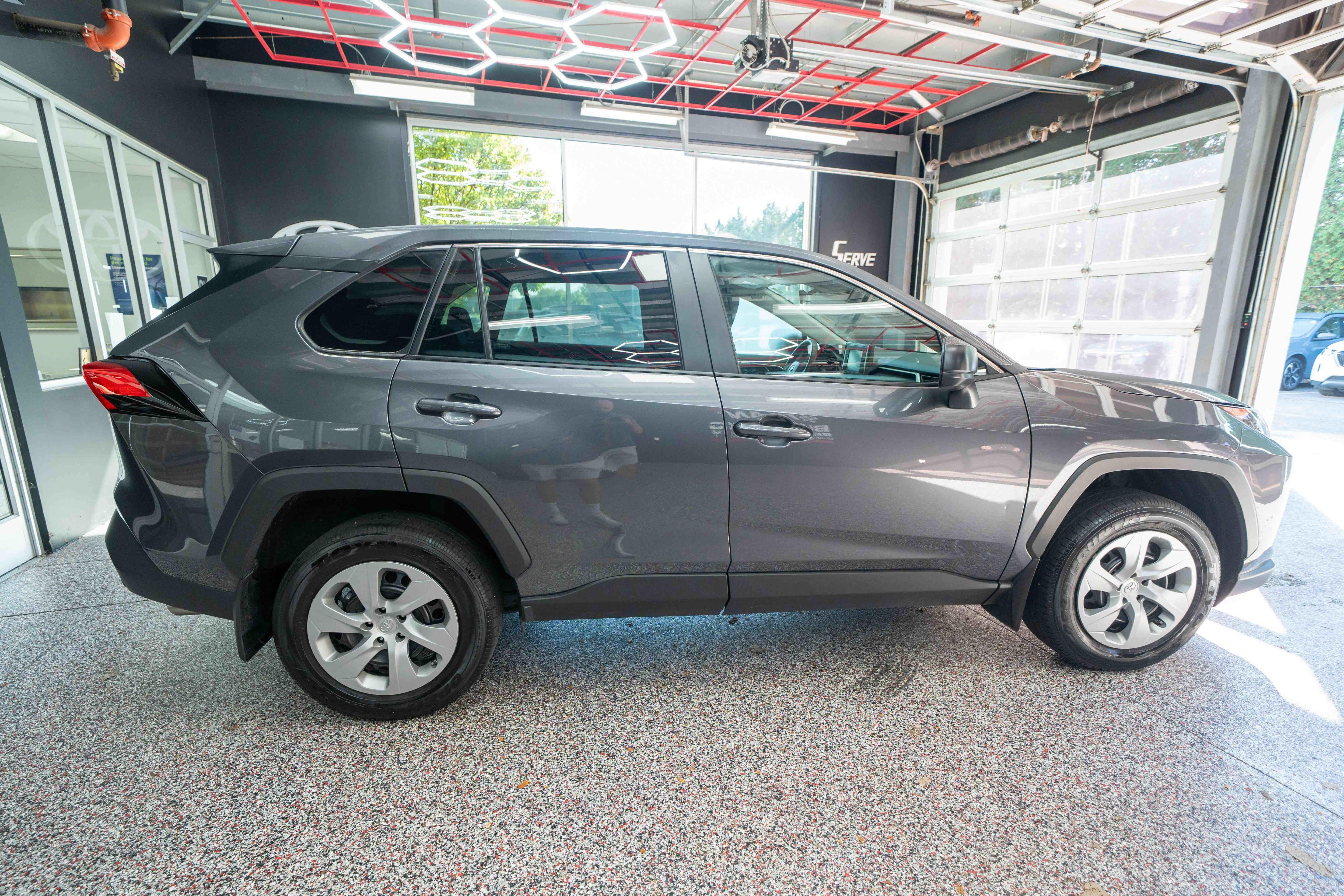 Used 2022 Toyota RAV4 LE AWD/4WD image 4