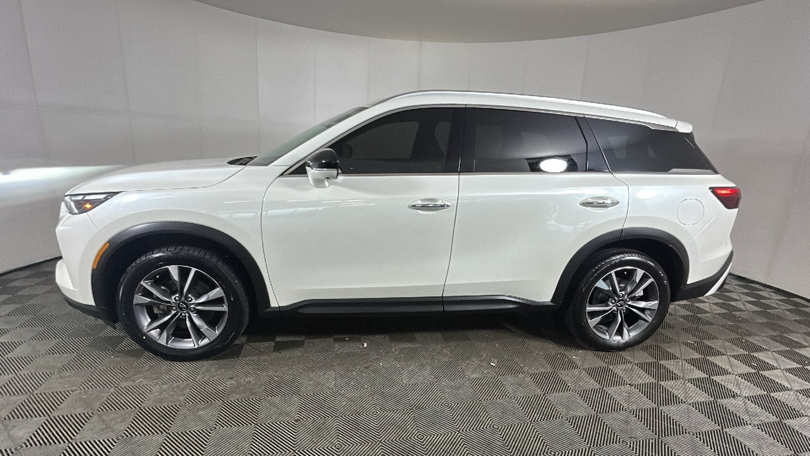 Used 2024 INFINITI QX60 Luxe AWD/4WD image 5