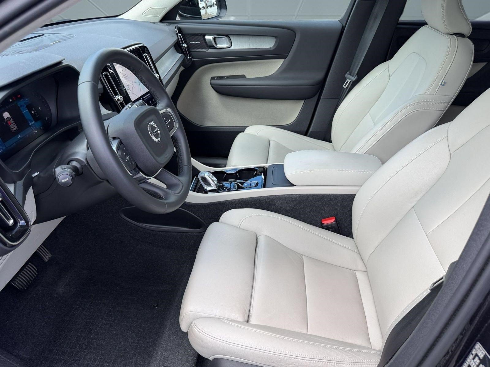 Certified 2024 Volvo XC40 B5 Ultimate w/ Protection Package Premier AWD/4WD image 5