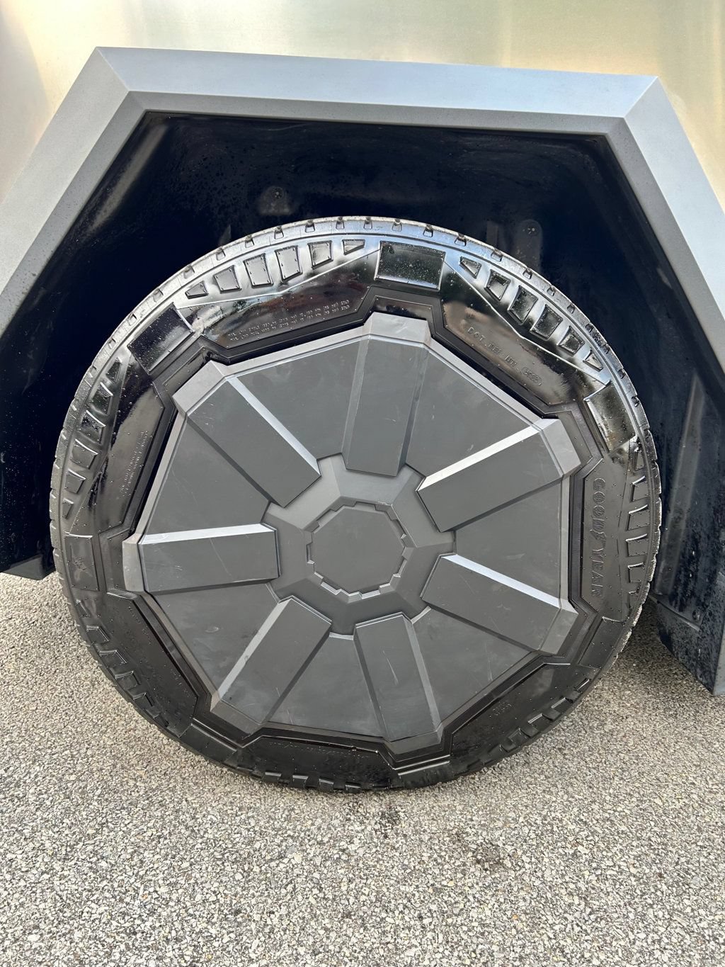 Used 2024 Tesla Cybertruck AWD Crew Cab image 48