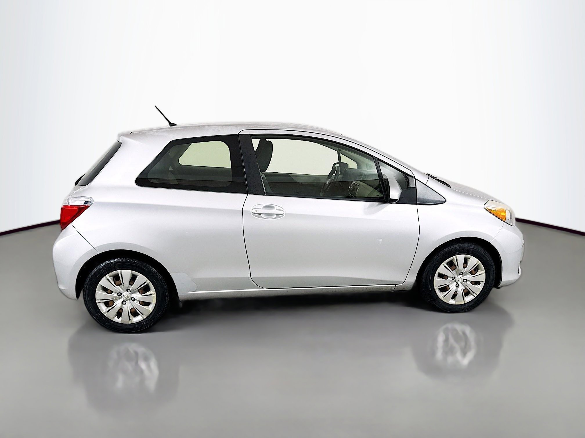 Used 2014 Toyota Yaris L image 8