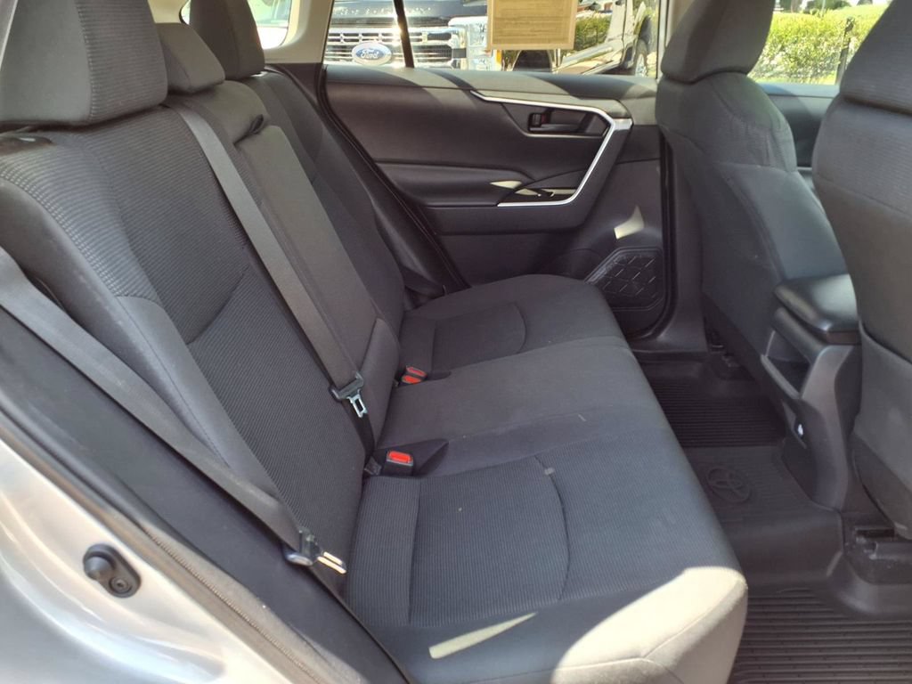 Used 2019 Toyota RAV4 LE FWD image 15