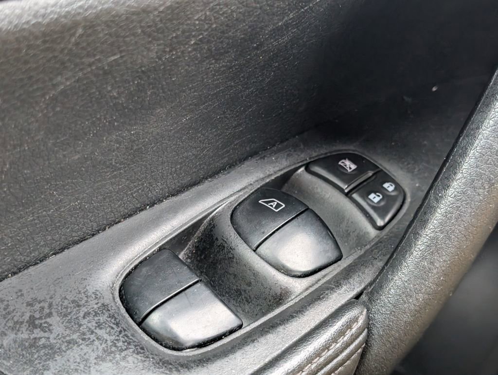 Used 2017 Nissan Rogue SV w/ Midnight Edition image 13