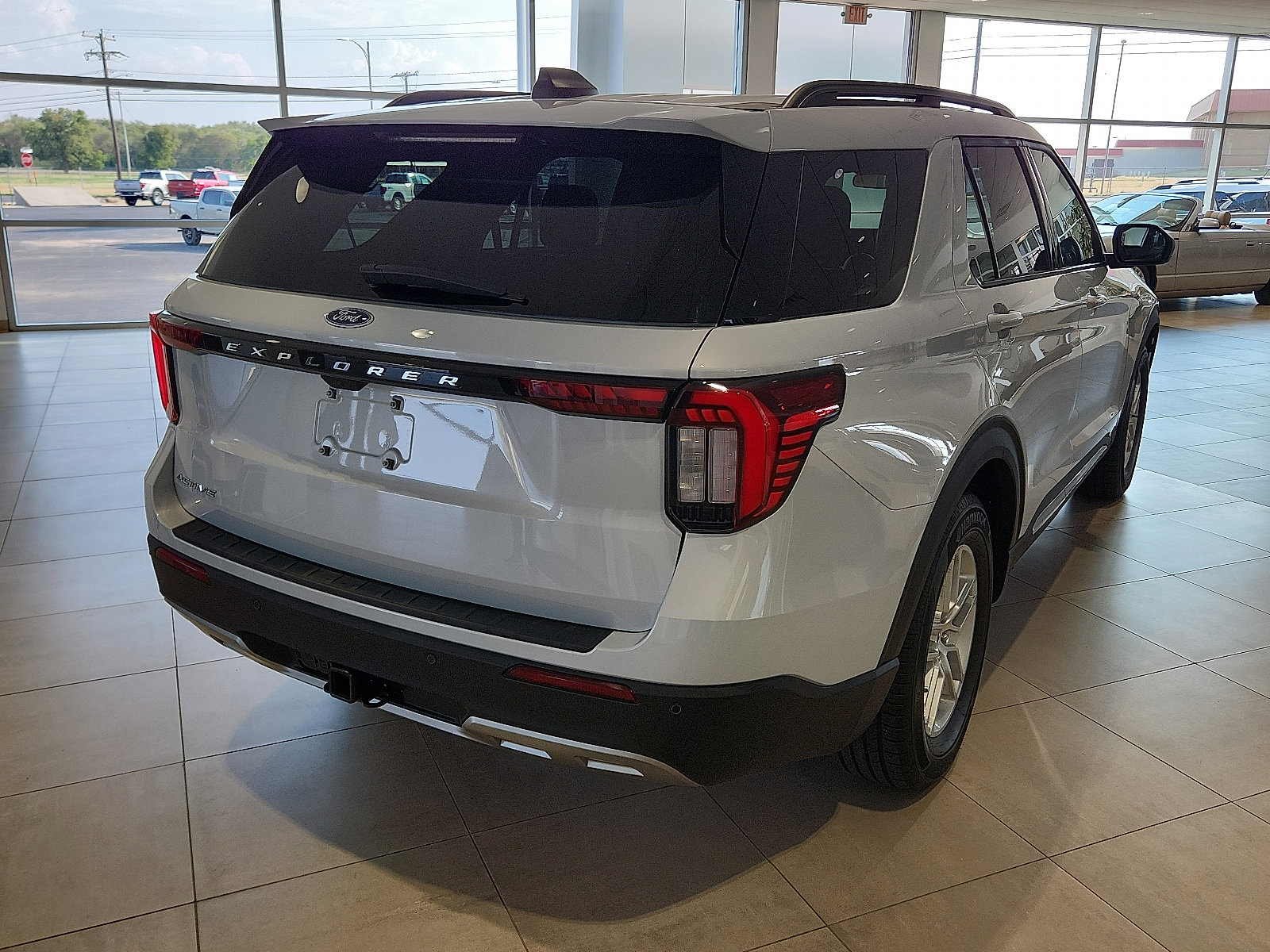 New 2025 Ford Explorer Active w/ Active Comfort Package image 4