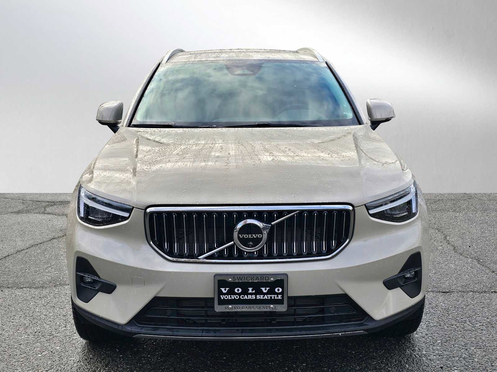 Certified 2025 Volvo XC40 B5 Plus w/ Climate Package image 8