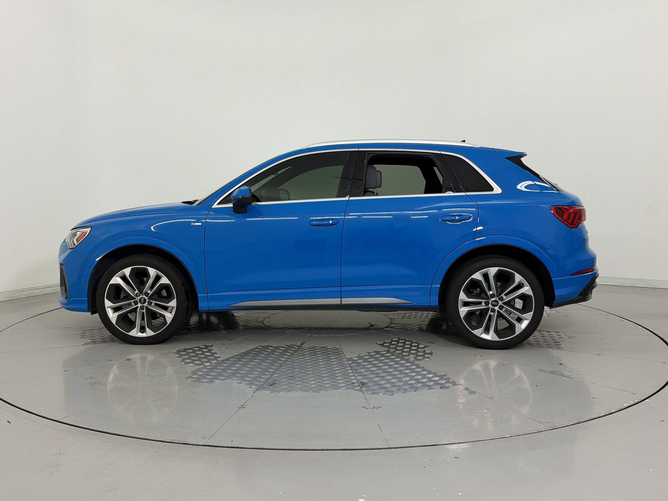 Used 2020 Audi Q3 2.0T Premium Plus w/ Premium Plus Package AWD/4WD image 2