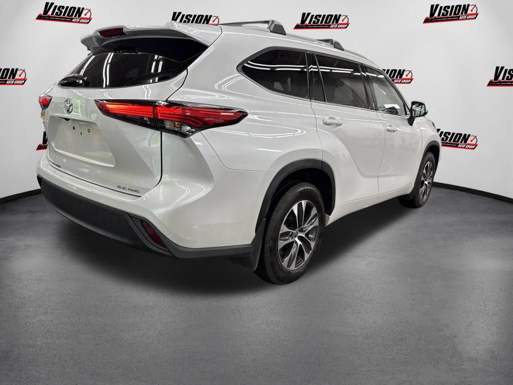 Used 2022 Toyota Highlander XLE AWD/4WD image 5