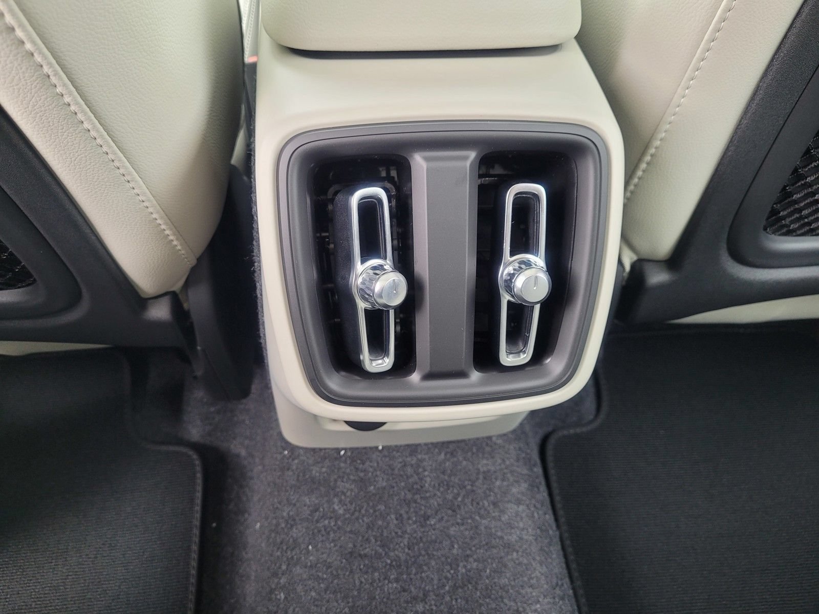 New 2026 Volvo XC40 B5 Plus w/ Protection Package Premier AWD/4WD image 15